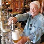 Pepe Sancho sirve una cerveza en el Cafe de Oriente de Madrid