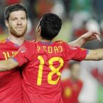 Xabi Alonso y Pedro, que se estrenó como goleador, celebran el tanto del jugador del Real Madrid