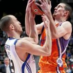 Sergio Rodríguez y Nando de Colo luchan por hacerse con el control de la pelota durante el partido de ayer en Madrid