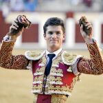 El sevillano pasea las dos orejas, ayer, en la capital pucelana