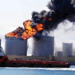 Los bomberos gibraltareños intentaron sin éxito que el fuego no afectara a otros tanques