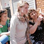 Arriba, la madre de la asesinada, consolada por la propietaria de la casa donde trabaja.