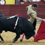 José Tomás torea con la muleta a uno de sus toros, ayer en Ciudad Real