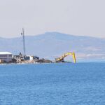 Una maquina excavadora trabaja en la costa diariamente pese a que Caruana lo niegue