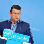El secretario general del PP-A, ayer, en la sede regional de su partido en Sevilla