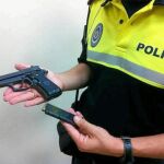 Imagen del arma requisada por la Policía a un gorrilla en la calle Baños