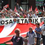 La pancarta que encabezaba la manifestación decía: «No a las imposiciones. Somos una nación», mientras los manifestantes coreaban consignas a favor de los presos de la banda.