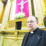 PENA E INCERTIDUMBRE. El padre Juan Francisco Pérez, párroco de Santa Catalina, muestra el vacío que dejó el robo del sagrario el pasado 11 de febrero