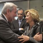 La vicepresidenta segunda del Gobierno y ministra de Economía, Elena Salgado (d), saluda al consejero madrileño de Economía y Hacienda, Antonio Beteta