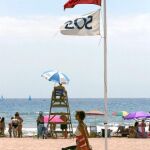 Los socorristas alertan de que muchos bañistas hacen caso omiso a la bandera roja