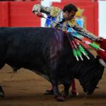 El extremeño alarga un natural con la espada ayer en Santander
