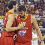 Pau y Marc Gasol durante un partido preparatorio