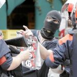 La Ertzaintza retira fotos de etarras de la «txozna» Kaskagorri de Bilbao