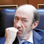 El vicepresidente se muerde las uñas, ayer, durante el debate