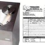 A la izda., el modelo de trituradora utilizado en las clinicas. Sobre estas líneas, la factura de compra