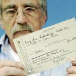 En la imagen, el archivista Werner Behringer sostiene uno de los documentos descubiertos.