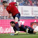 toño intenta evitar el avance de Kike Sola, delantero de Osasuna