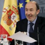 Rubalcaba vuelve a la palestra política con la energía del «pollo Marañón»