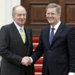 El Rey saluda al presidente de Alemania, Christian Wulff