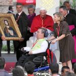 El Papa, junto a uno de los jóvenes con los que se encontró en el Instituto San José