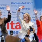 La alcaldesa junto al presidente Camps y a Dolores de Cospedal, al finalizar el acto.