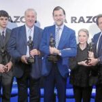REFERENTES Alfonso Ussía (en la imagen con los ganadores de la pasada edición) ejerce de anfitrión de estos galardones en los que se reconoce al Héroe, Estudiante, Personaje y Trayectoria del año