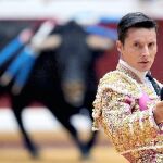 Diego Urdiales brinda al público la faena de uno de sus toros