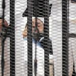Mubarak, ayer, durante su breve comparecencia ante el tribunal que le juzga