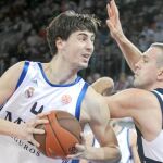 Tomic intenta una penetración a canasta ante la oposición de Vujcic