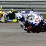 Lorenzo deja a Rossi detrás que cae en una curva en 2009