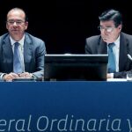 El presidente y el director general de Caja Cantabria, Enrique Ambrosio Orizaola (d) y Javier Eraso