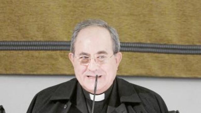 El arzobispo de Sevilla, Juan José Asenjo, en su comparecencia ayer ante los medios en la sede arzobispal