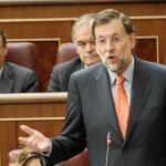 El líder del PP preguntó ayer al presidente del Gobierno sobre el valor que le da a las resoluciones de la Cámara