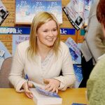 La autora firma ejemplares de su primera novela, «Posdata: Te quiero»