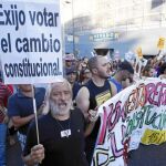 Los «indignados» cortaron el tráfico a su paso por el madrileño Paseo de la Castellana, ayer, en una marcha contra la reforma constitucional