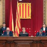 Jordi Cornet, Secretario primero; Lluís Corominas, Vicepresidente primero; Núria de Gispert, Presidenta del Parlament; Higini Clotas, Vicepresidente segundo y Montserrat Tura, Secretaria segunda