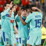 Messi se abraza a Keita, que le dio el pase de gol, y a Villa y a Busquets
