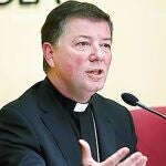 El portavoz del Episcopado, Martínez Camino, ayer durante la rueda de prensa