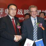 Fotografía de archivo (06/09/2009), facilitada por Telefónica, del presidente de China Unicom, Chang Xiaobing (i), estrechando la mano del presidenete de Telefónica, César Alierta (d), tras la firma de una alianza estratégica entre las dos compañías.