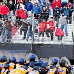 Un grupo de policías trata de contener a los aficionados más radicales de River en una de las gradas del Monumental