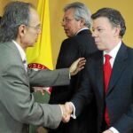 El presidente electo, Juan Manuel Santos, saluda al presidente del Consejo de Estado, Luis Fernando Álvarez