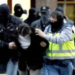 Uno de los miembros de la banda, en el momento de su detención