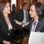 La consejera Silvia Clemente saluda a Rosa Aguilar, antes de comenzar el Consejo Consultivo