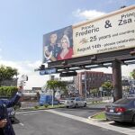 Frederic muestra el cartel en Beverly Hills