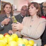 Sánchez-Camacho y De Cospedal alborotaron el mercado de la Cooperativa de Sant Boi.