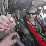 El jefe militar de los rebeldes libios, Abdelfatah Yunis, saluda a sus camaradas cerca de Brega en una imagen tomada el pasado 1 de abril