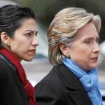 La esposa del congresista trabaja para la mujer de Bill Clinton