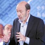 Rubalcaba insta a sus militantes a apoyar una reforma que ya propuso el PP y que por entonces él se mofó