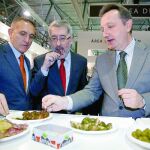 El consejero de Empleo, Manuel Recio, y el de Innovación, Antonio Ávila, ayer, en Expoagro