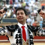 Barrera saluda con las dos orejas, en su despedida de Valencia